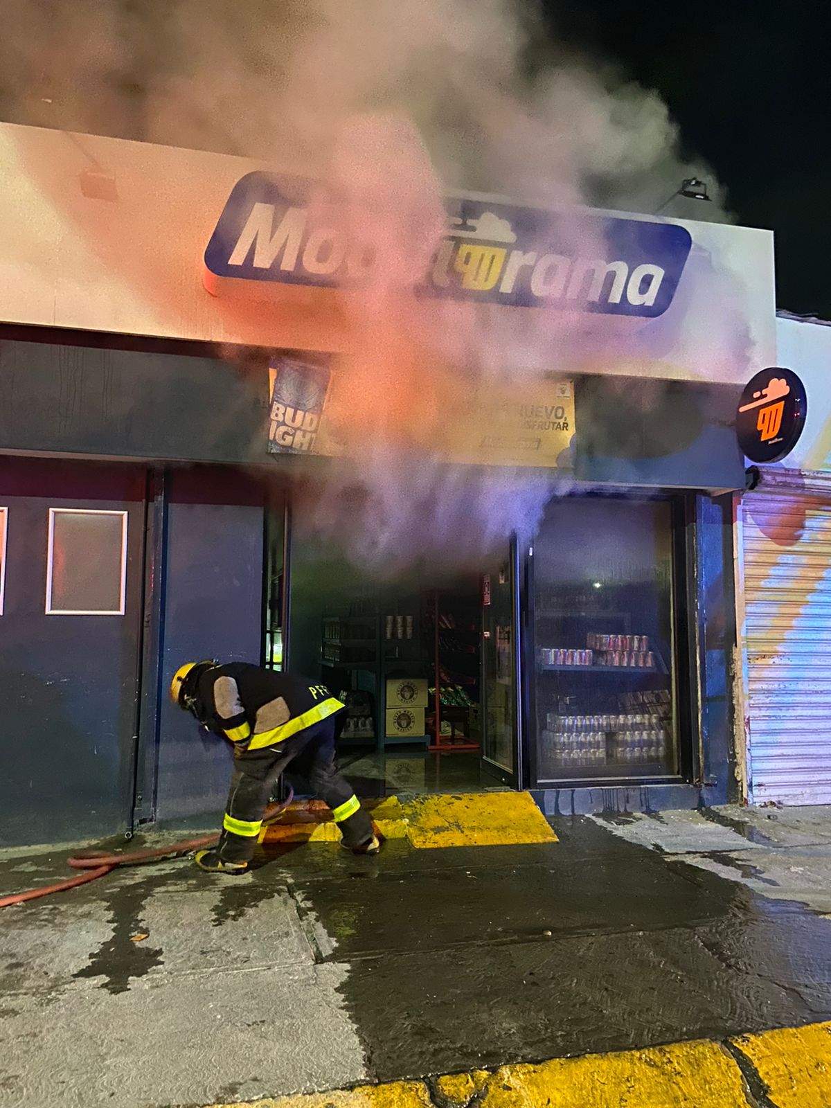 Los bomberos procedieron a sofocar el fuego que amenazaba terminar con todo este negocio. (Milenio Digital)