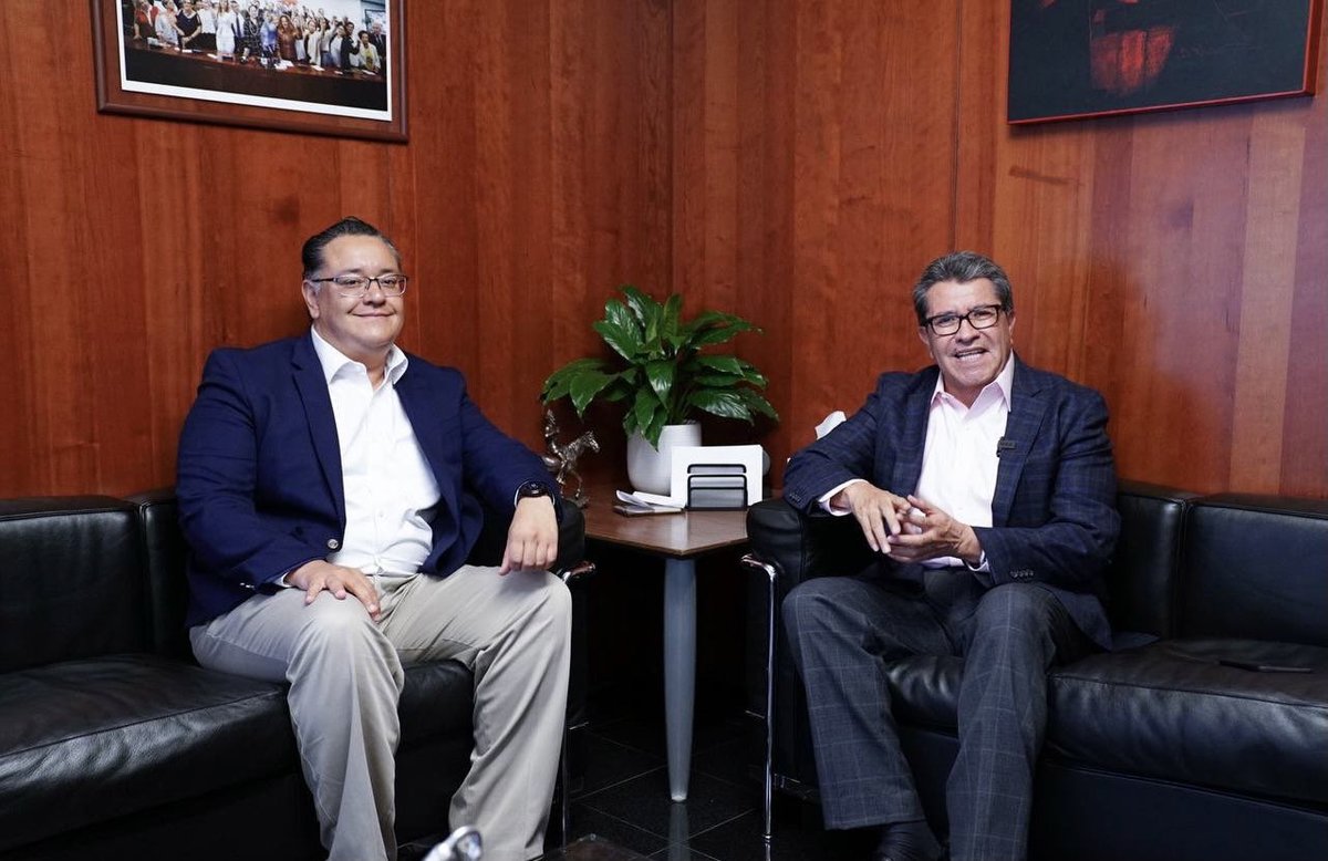El coordinador de Morena en el Senado, Ricardo Monreal, junto a Gabriel García Hernández. (Twitter: Ricardo Monreal)