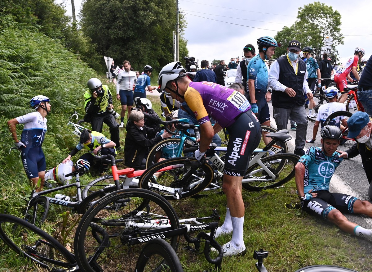 Fuerte accidente en el Tour de Francia (Reuters)