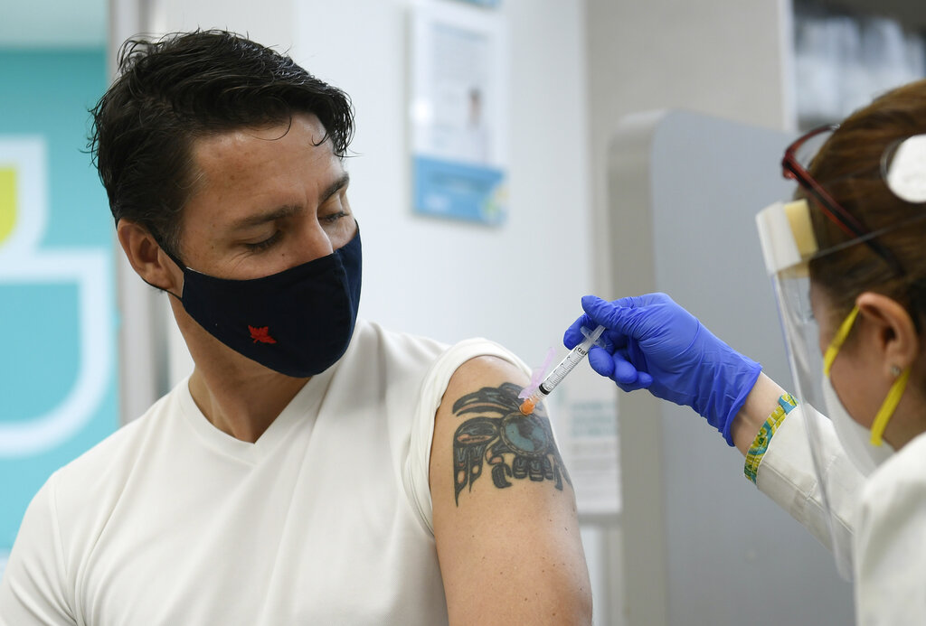 Justin Trudeau se volvió a vacunar en el brazo donde está su tatuaje del Thunderbird en Ottawa. (AP)