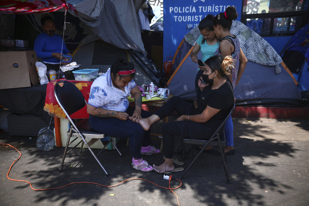 Los migrantes indicaron que, durante su detención, no recibían comida ni les permitían comunicarse con sus familiares. (AP)