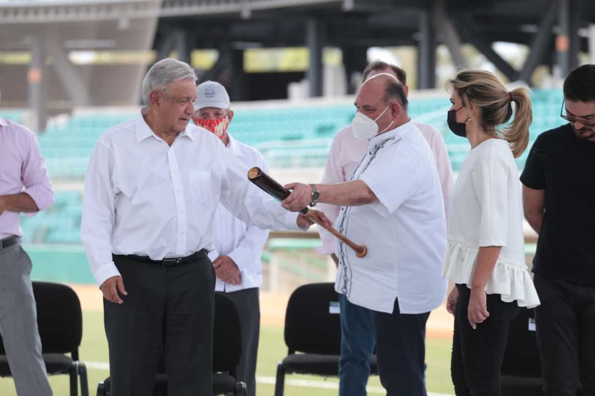 El presidente López Obrador en la reinauguración del estadio en San Luis Río Colorado. (Jesús Quintanar)