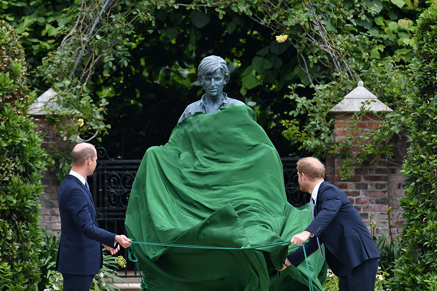 Los príncipes Harry y William participaron en la ceremonia de la inauguración del monumento dedicado a su madre. | Reuters