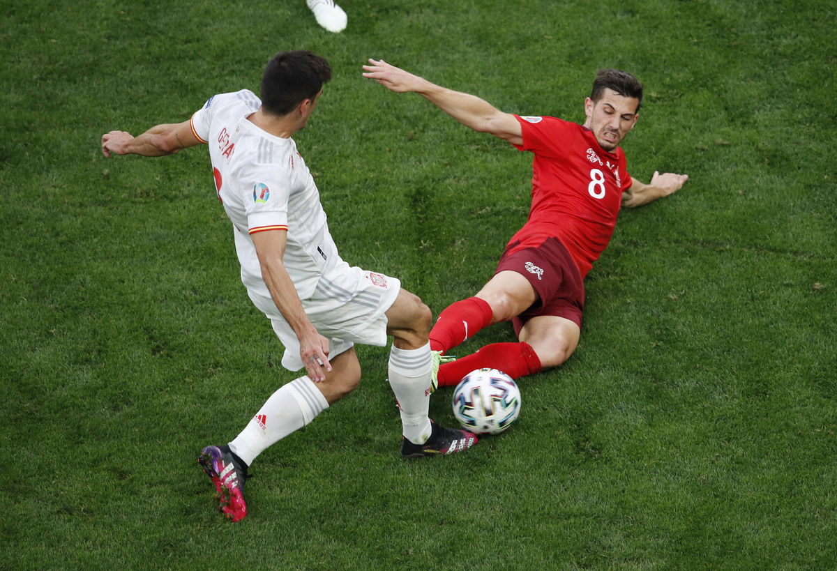Remo Freuler se barre sobre Gerard Moreno (Reuters)