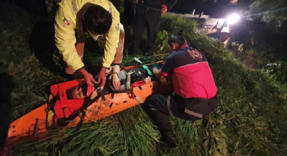 Rescate de la ciclista por Protección Civil. (Especial)
