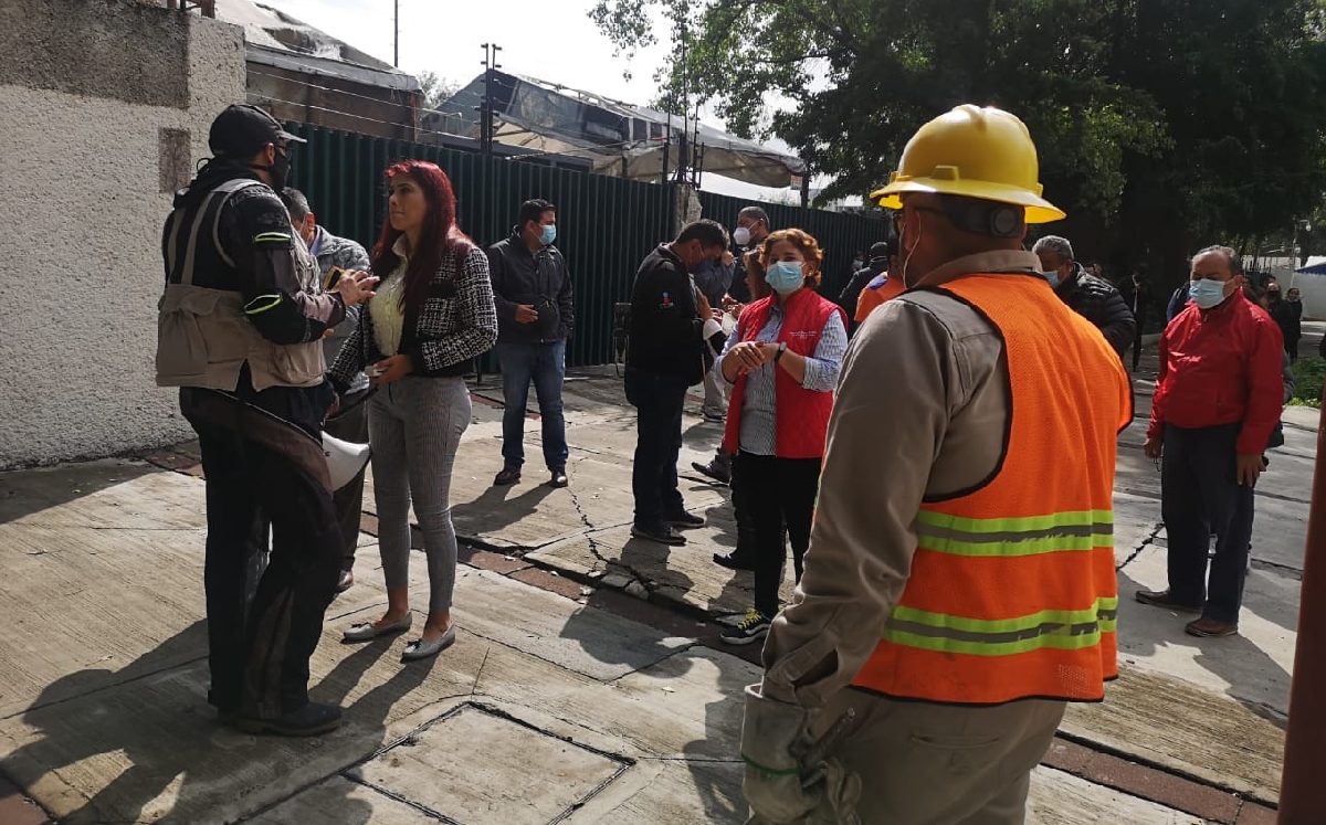 Los trabajadores de la Comisión pidieron entrar al edificio, sin éxito. (Omar Brito)