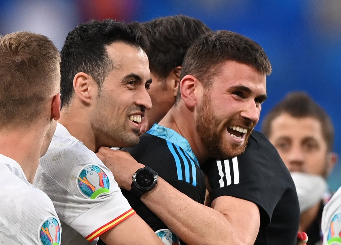Unai Simón y Sergio Busquets en festejo (Reuters)