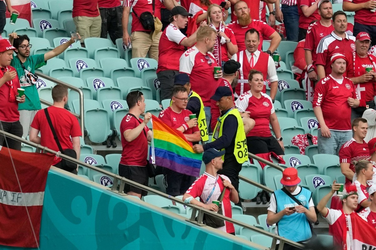 Aficionado con bandera LGBT (AFP)