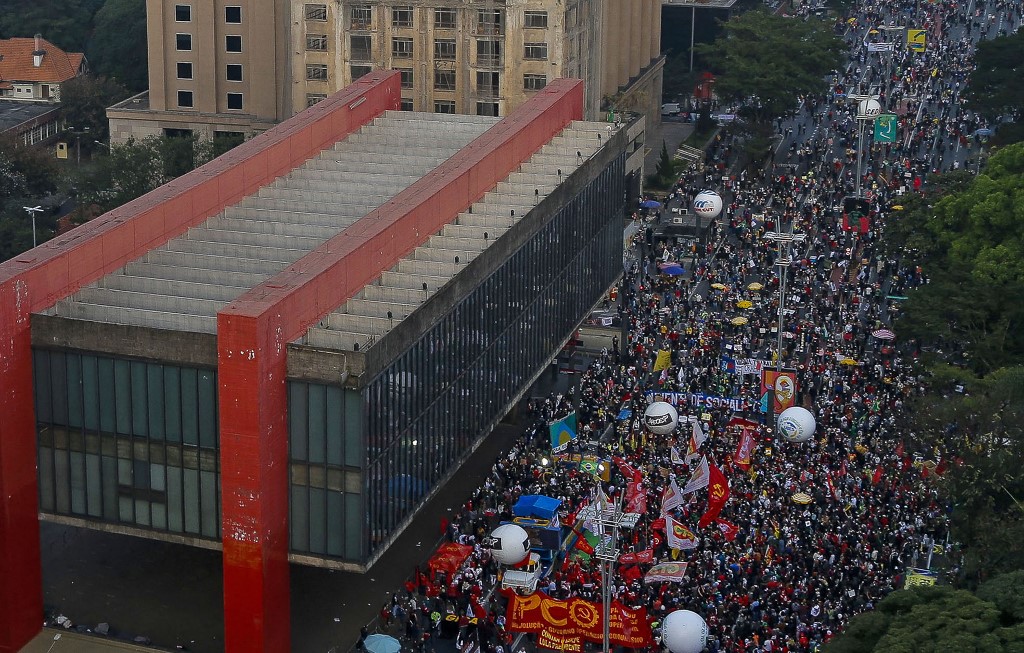 La Avenida Paulista de São Paulo llena de manifestantes que piden la salida de Jair Bolsonaro. (AFP)