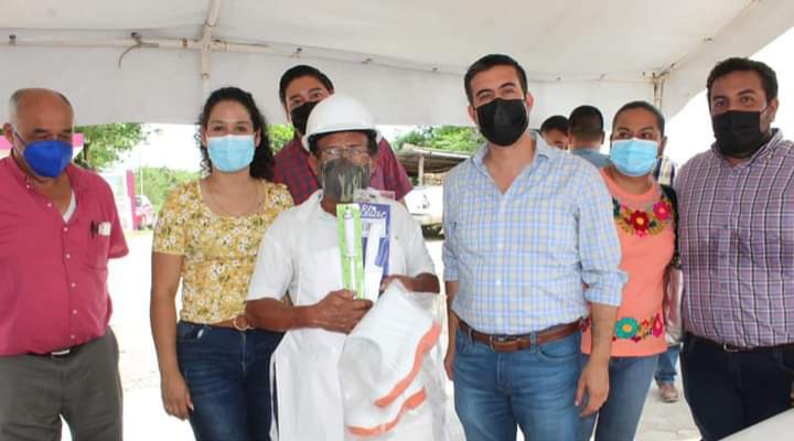 Daniel Andrade Zurutuza, hizo la entrega del equipo. (Cortesía)