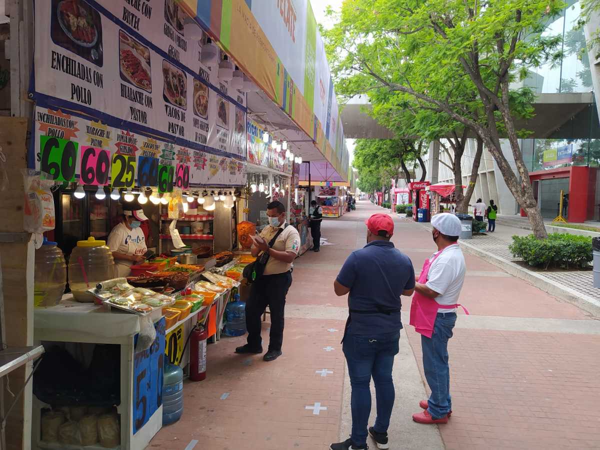 Mantiene Fiscalización orden sanitaria en la Feria de Verano de León. Foto: Axel Rivas.