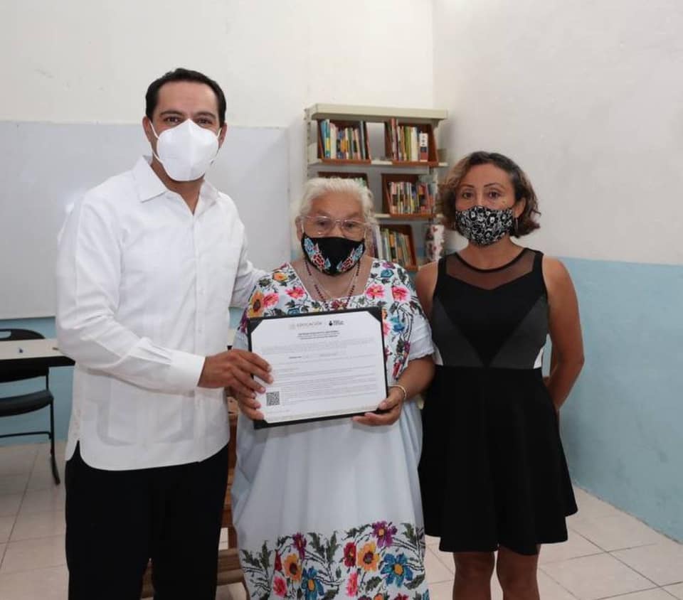 María Luisa Paredes Durán obtuvo su certificado de educación básica a los 70 años. (Facebook: Mauricio Vila)