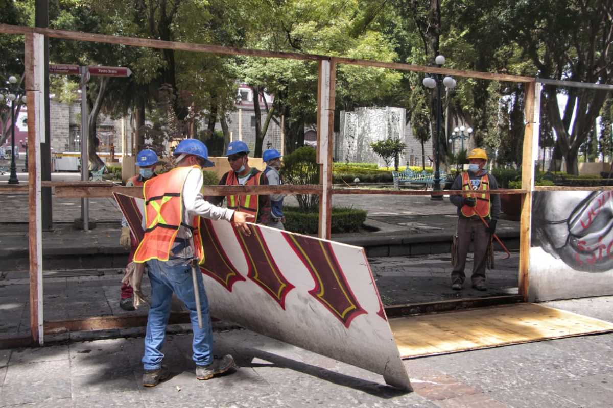 Retiro de muros de madera del zócalo de Puebla. (Melanie Torres)