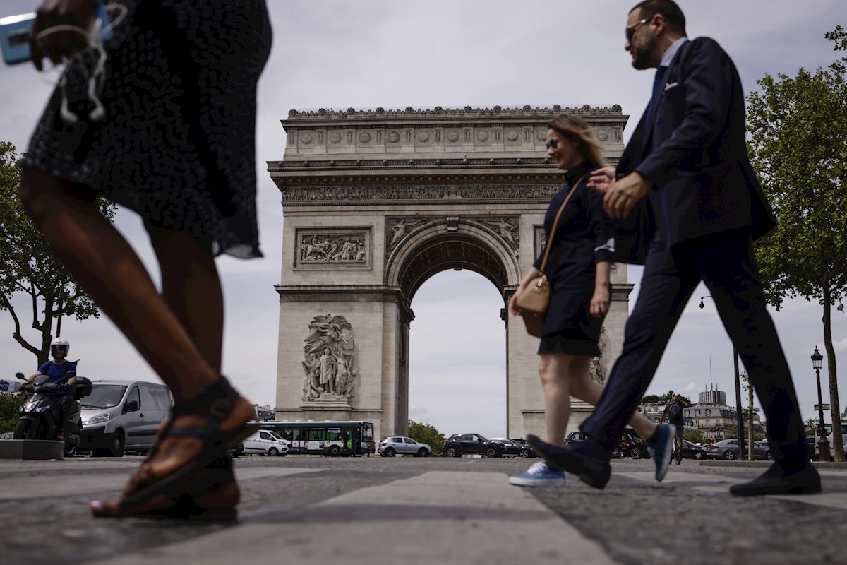 Algunas medidas contra el covid-19 en Francia se flexibilizaron. | EFE