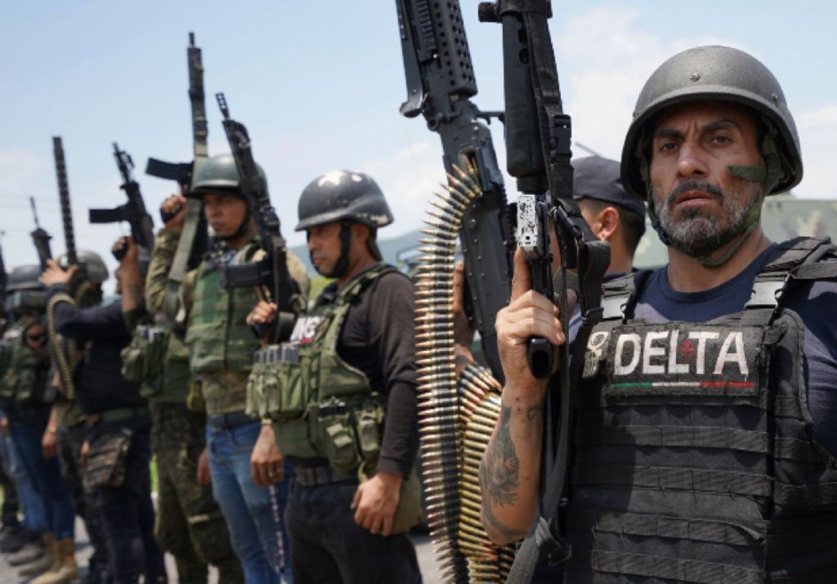 El CJNG tiene además equipo táctico, como chalecos antibalas rotulados. (Cuartoscuro)