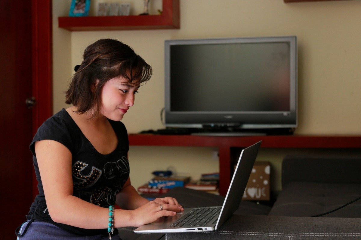 Una estudiante realiza sus estudios en casa previo al cierre del ciclo escolar | Andrés Lobato