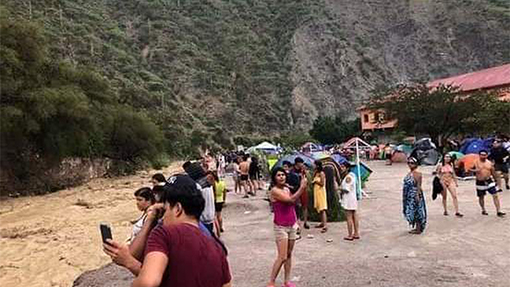 Evacúan a 500 turistas de grutas de Tolantongo por desbordamiento de un río