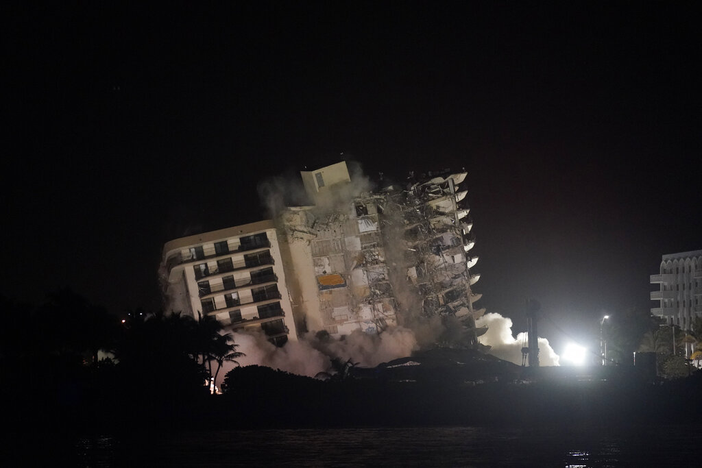 La demolición del edificio de Miami fue alrededor de las 22:30 horas. (AP)