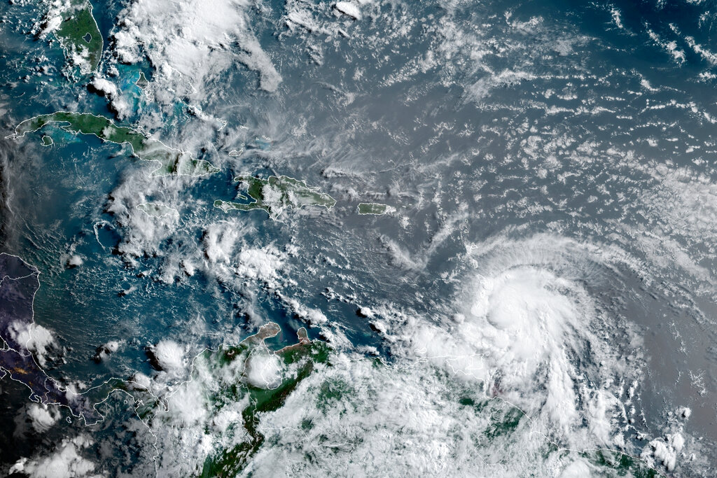 La tormenta tropical Elsa cruzará por la mita de la isla de Cuba durante el domingo y el lunes. (AP)