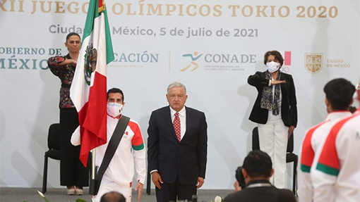 AMLO abandera a delegación mexicana