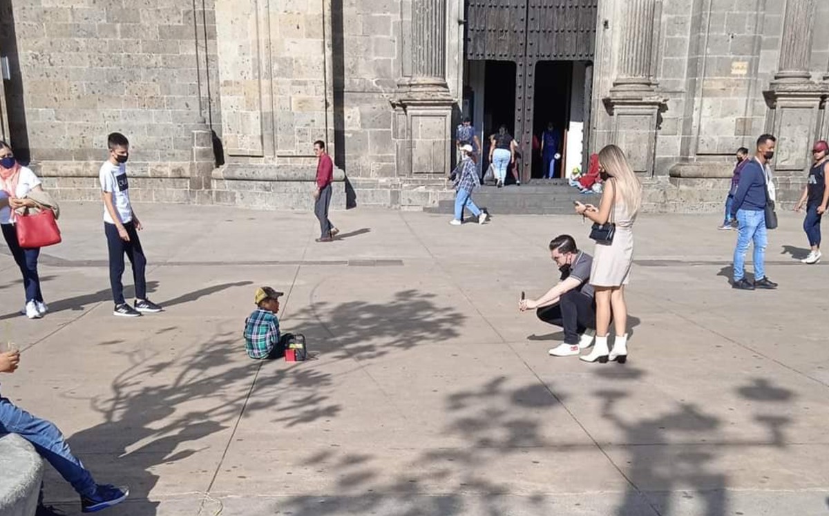 Exhiben a pareja que tomó foto a niño que pide dinero en Guadalajara; caso viral (Especial)
