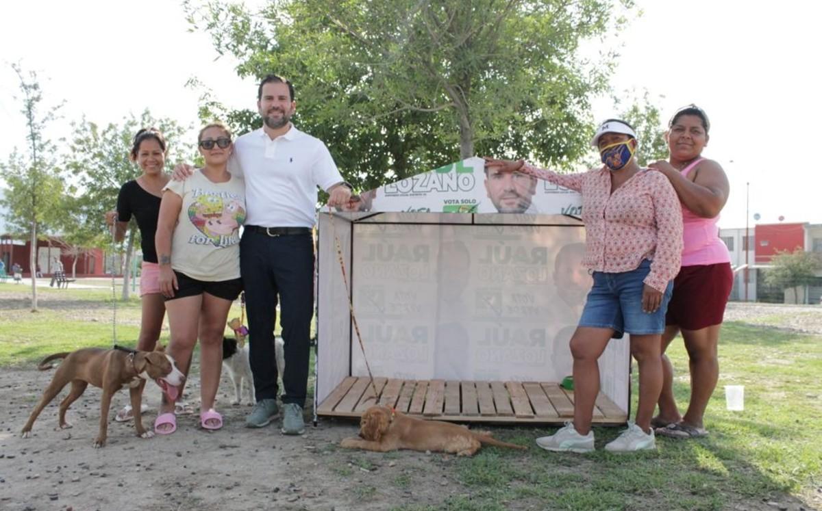 Raúl Lozano, diputado electo por el distrito 20, reutilizó sus lonas de propaganda política para crear casitas destinadas a animales sin hogar.