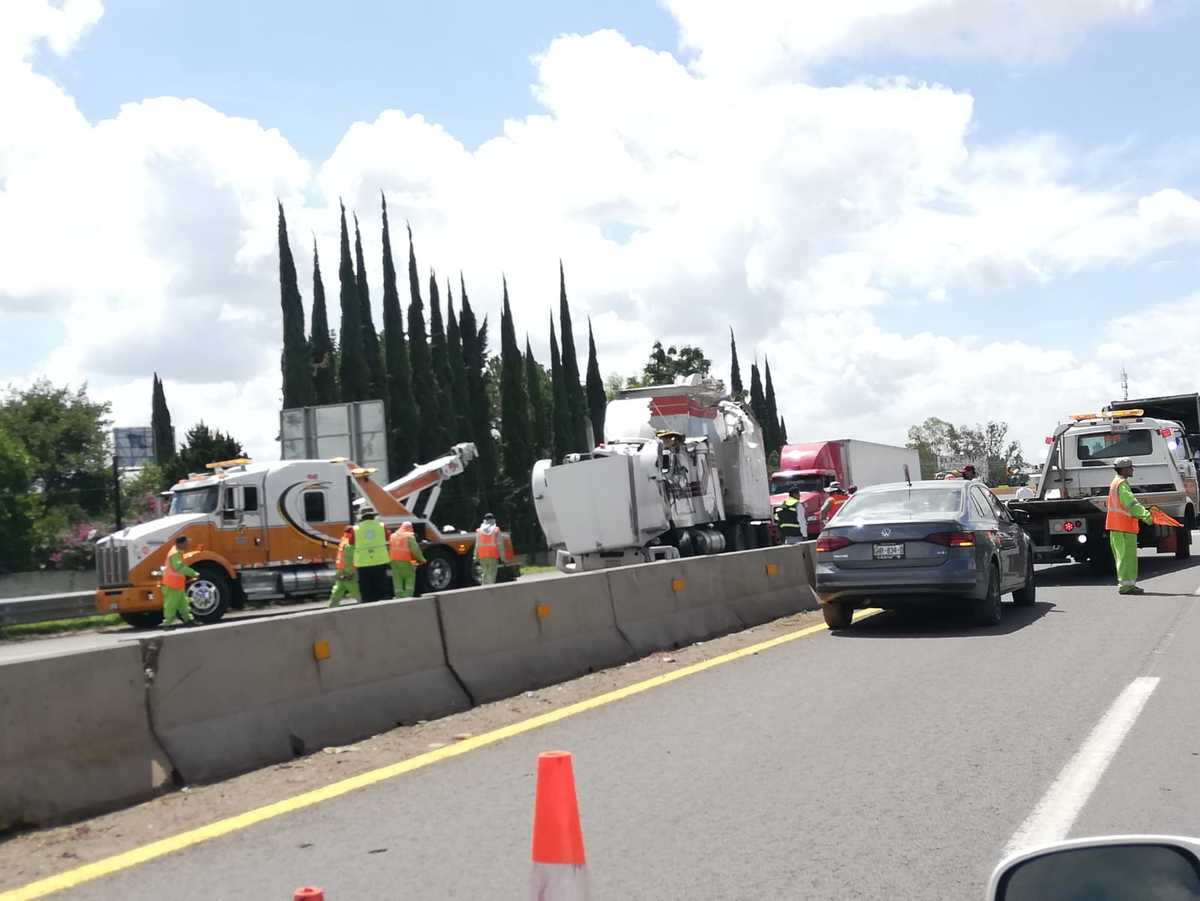 Vuelca tráiler en carretera Silao-León; hay dos lesionados. Foto: Dany Béjar