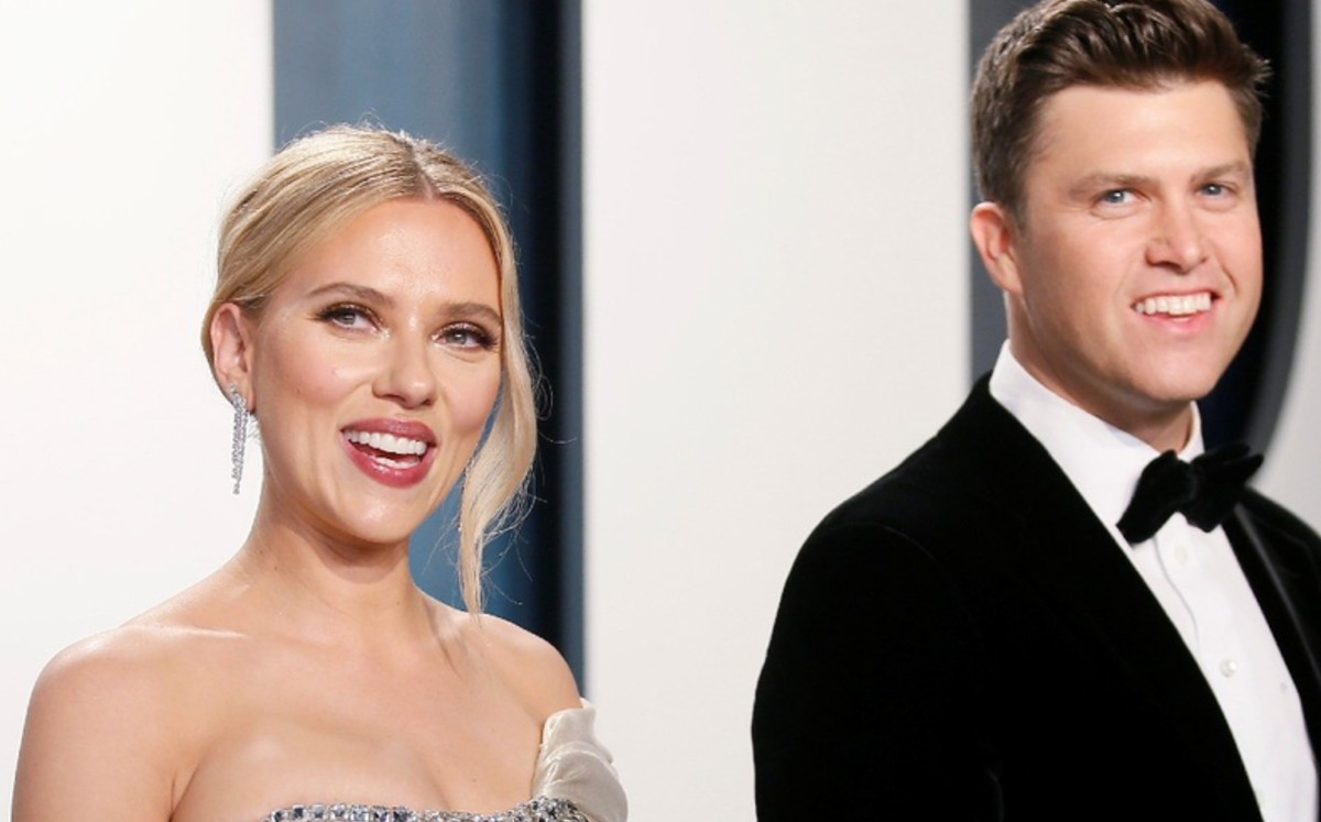La actriz y su pareja, el comediante Colin Jost. (Reuters)