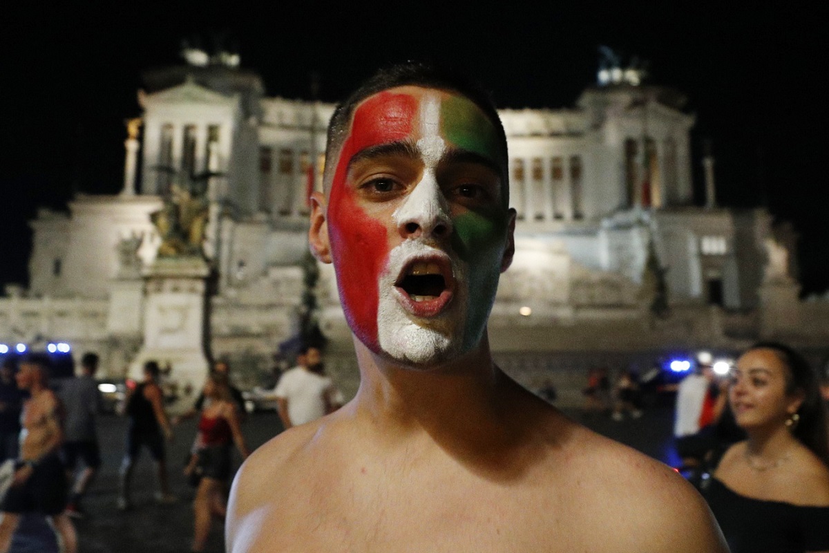 Aficionados italianos celebran en las calles el pase a la final (Reuters)