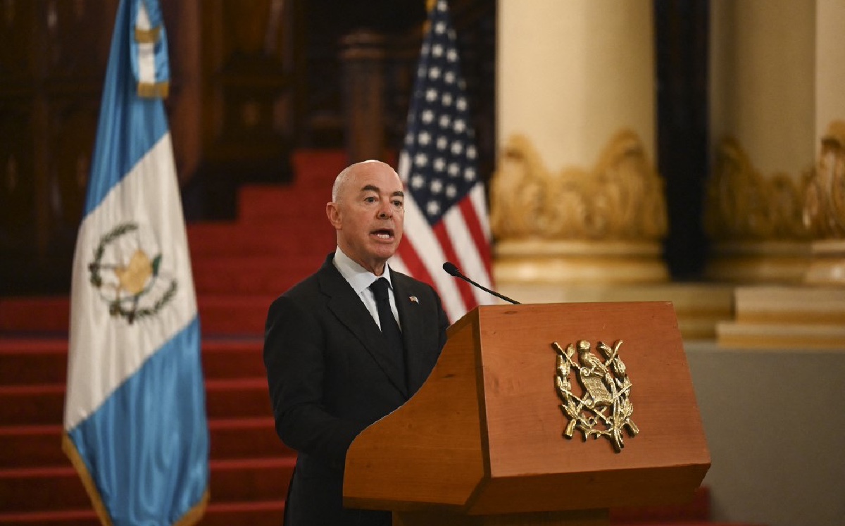 Alejandro Mayorkas, secretario de Seguridad de EU, en Guatemala. (AFP)