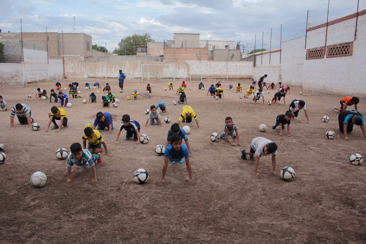 Desde hace 13 años, la familia Escandón iniciaron un proyecto de una escuelita de futbol en el patio de su casa. | Alejandro Jiménez
