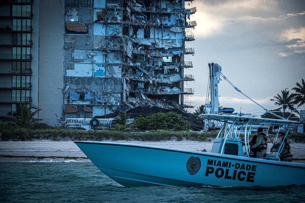 Las autoridades afirmaron que los rescatistas continúan trabajando en la zona del edificio en Miami. | AFP