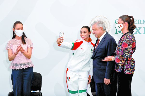 La jefa de Gobierno aplaude mientras la gimnasta Ruth Castillo se toma una selfi con el Presidente y Ana Gabriela Guevara, titular de Conade. EFE