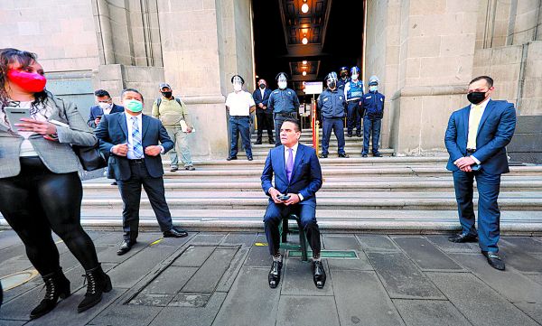 El mandatario estatal también se presentó ayer en la Suprema Corte de Justicia de la Nación. EFE