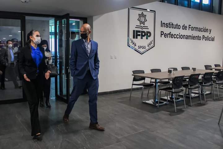 Miguel Treviño y Alejandra Gutiérrez se reúnen en el Instituto Policial. Foto: Especial.