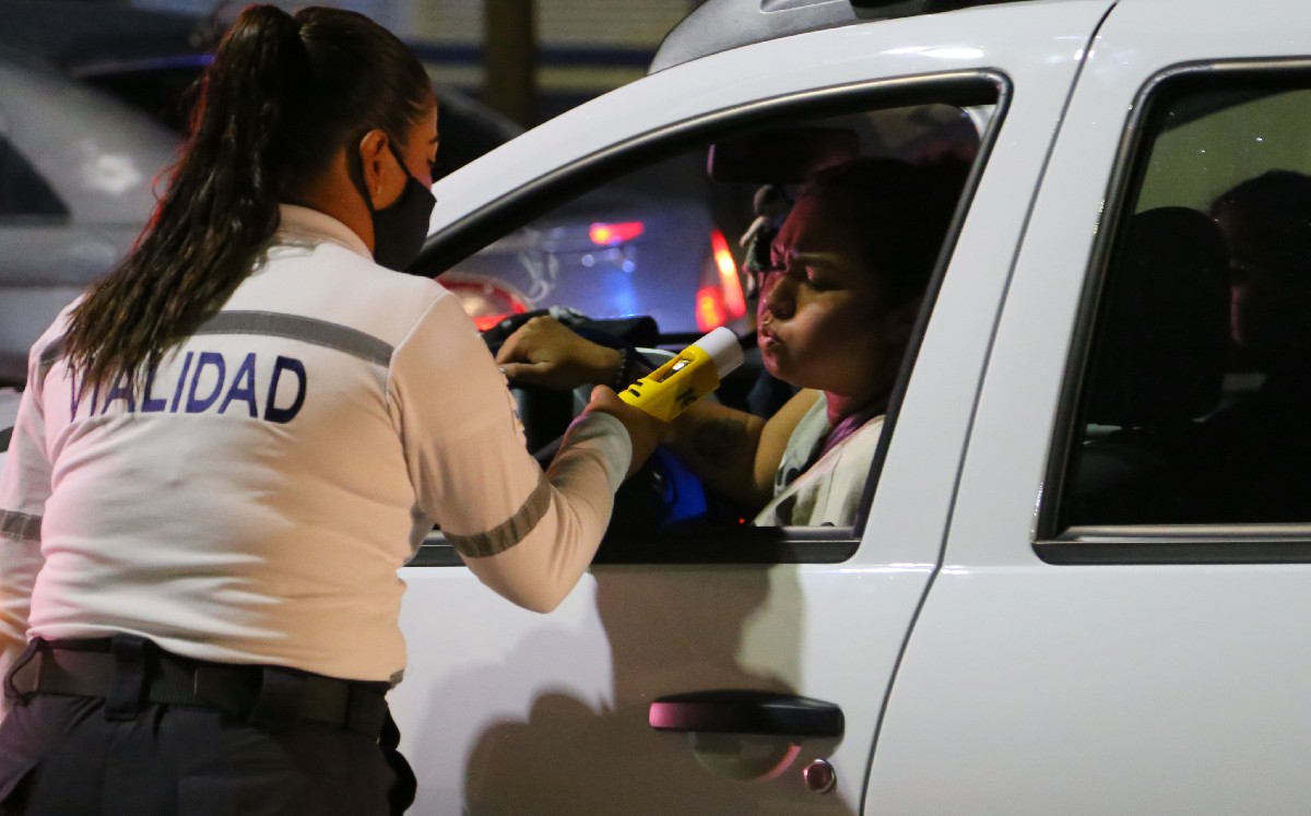 Operativo alcoholímetro en Torreón. (Martín Piña Reta)