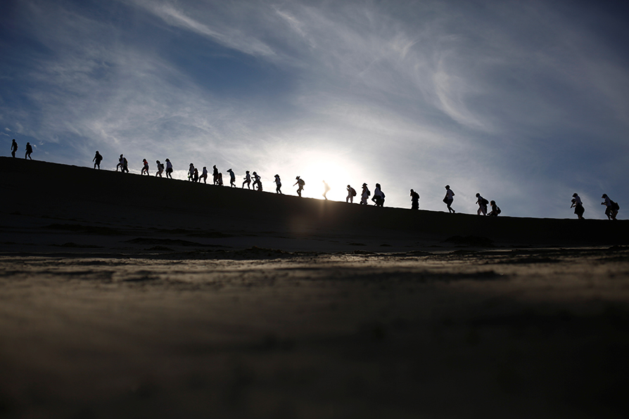 Desde 2015, se realiza el "Encuentro de yoga en la dunas, unidos desde la distancia". | Reuters