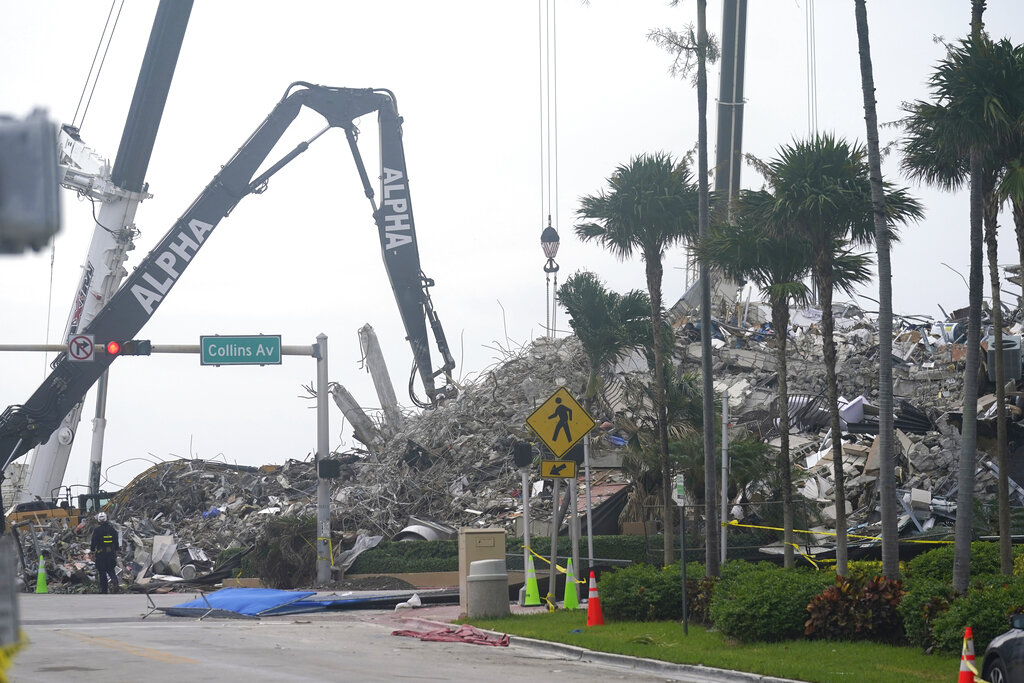 Siguen las obras de remoción de escombros y rescate de cuerpos tras derrumbe de edificio en Miami. (AP)
