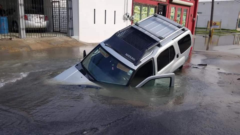 Socavón se traga a camioneta en Matamoros (Foto: Redes Sociales)