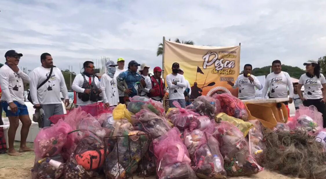 Torneo de pesca de botellas en Oaxaca (Especial)