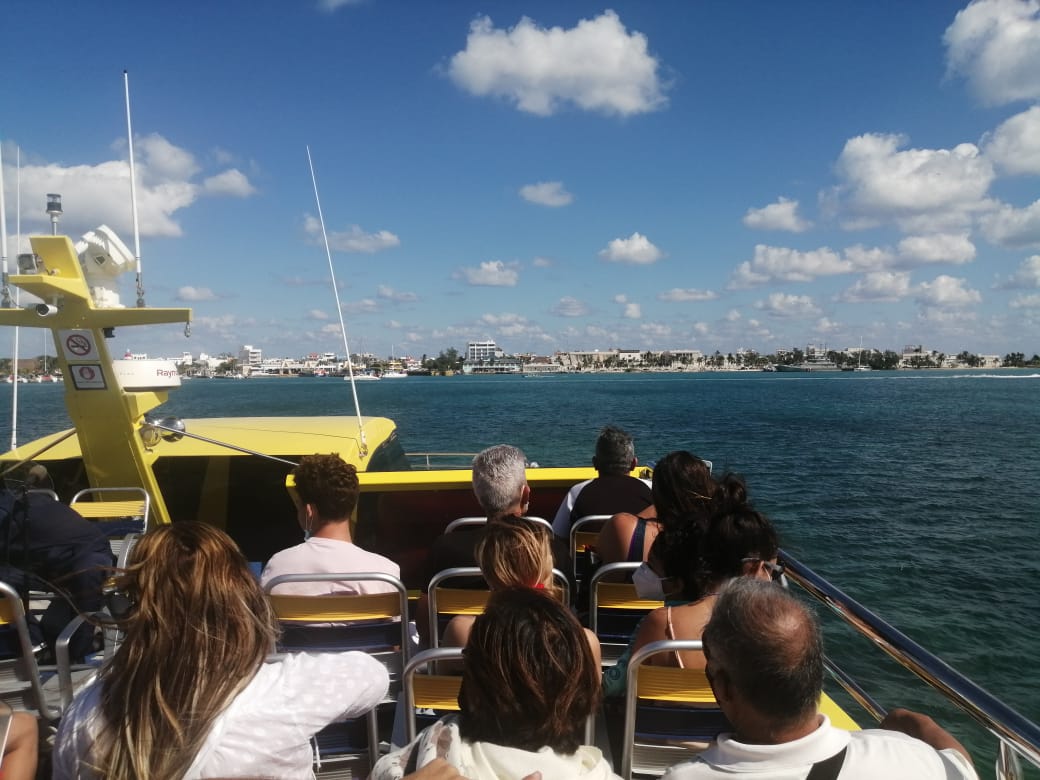 Turistas disfrutando de un fin de semana en Cancún. (Andrés Lobato)