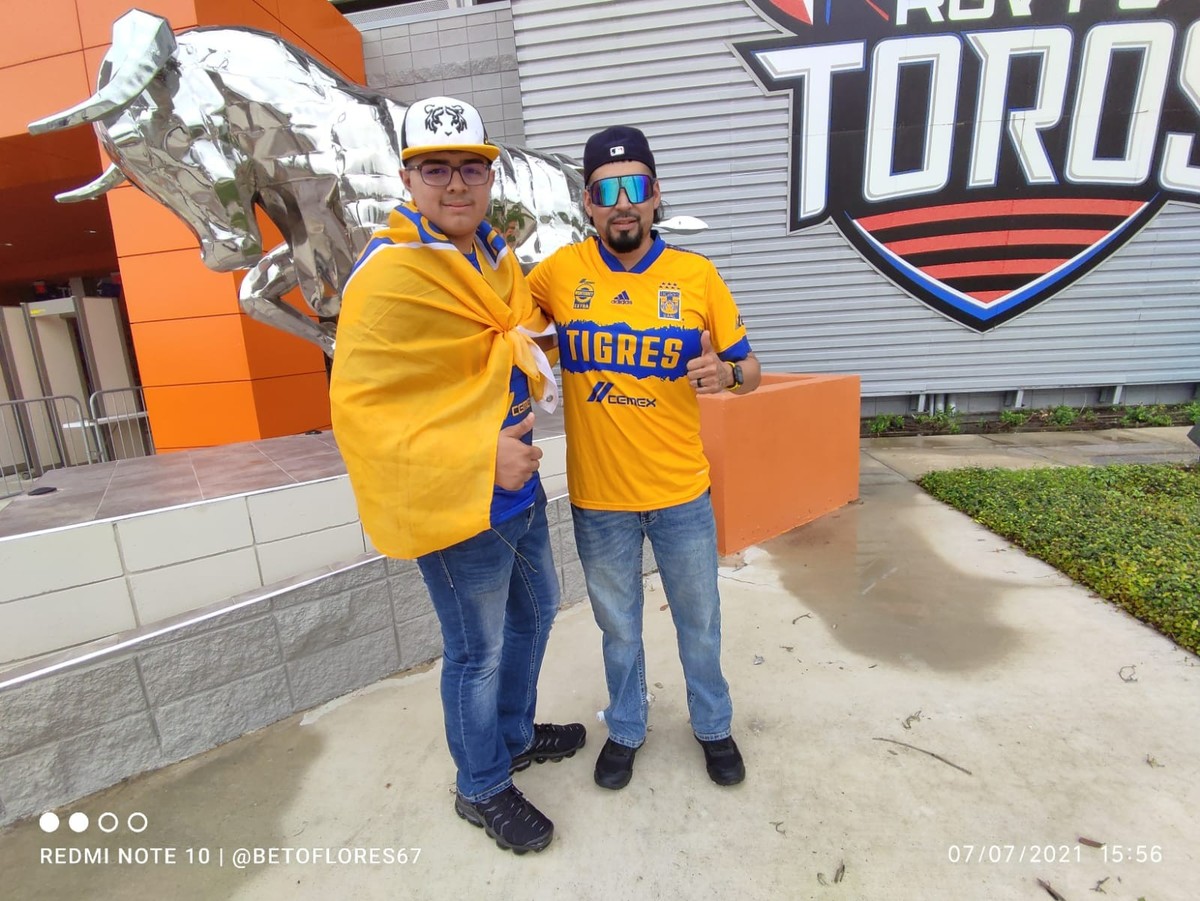 Junior Puente (Roberto Flores)