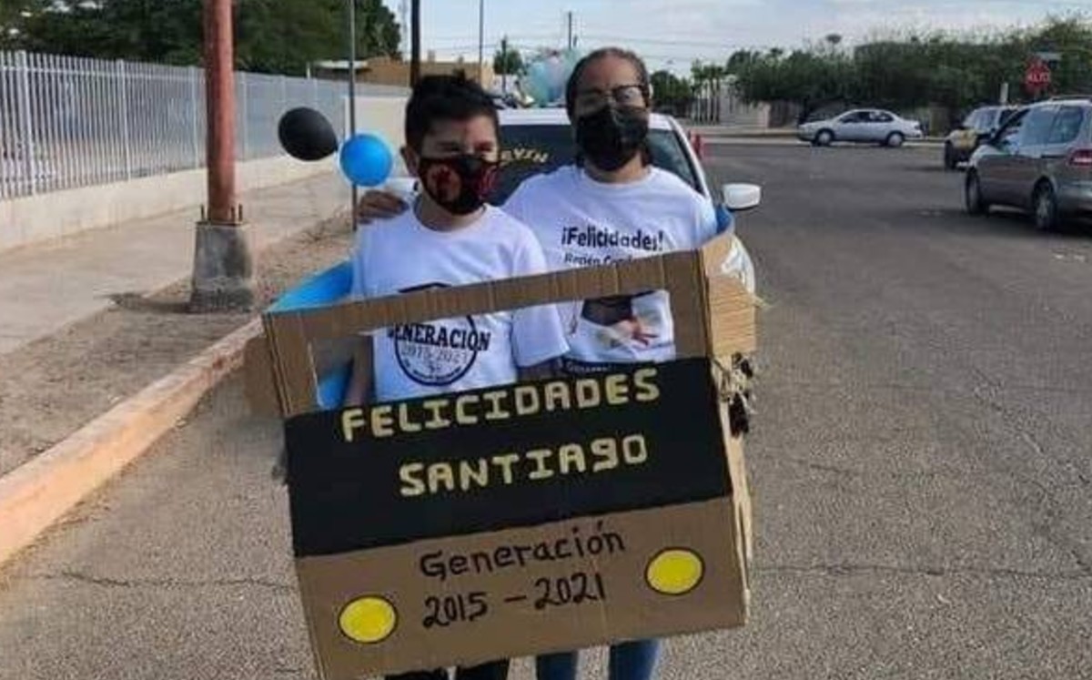 Madre e hijo se hacen virales por asistir a caravana  de graduación con carrito hecho de cartón. (Especial)