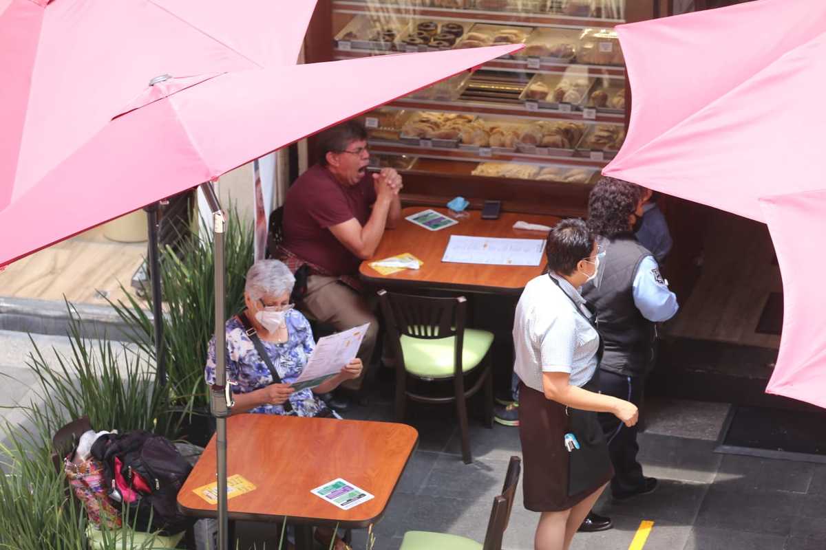 Los restaurantes deberán de continuar operando con mesas al aire libre para evitar contagios. | Foto: Javier Ríos