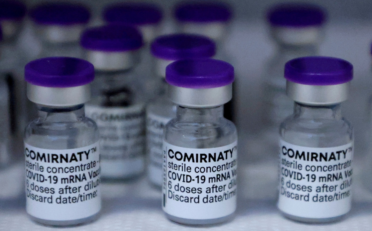 Las vacunas han ayudado a reducir el número de casos, pero la pandemia no ha terminado. (Reuters)