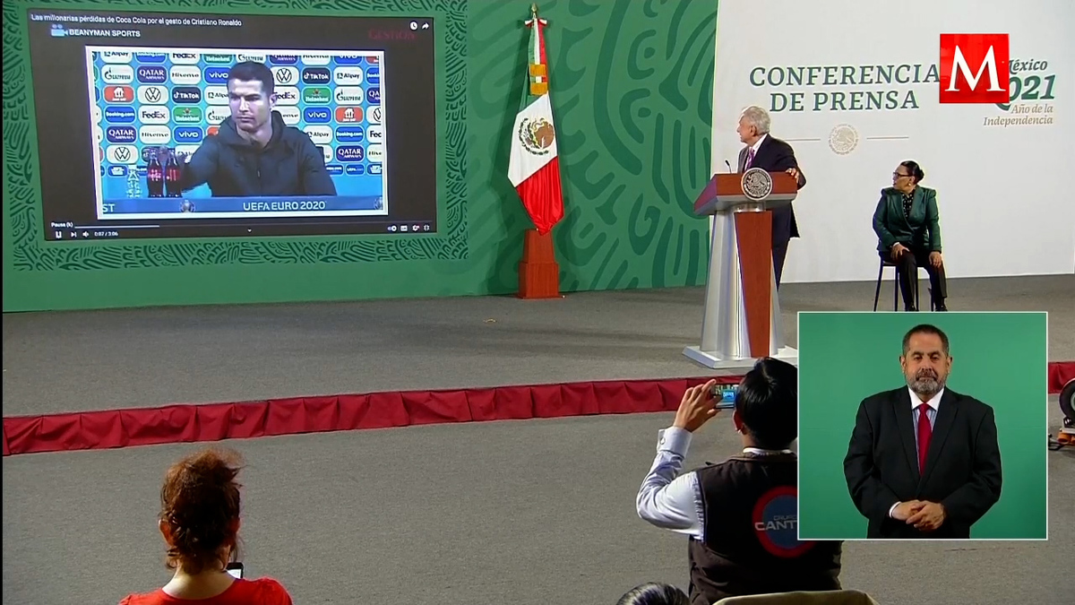 AMLO celebra que Cristiano Ronaldo recomiende tomar agua