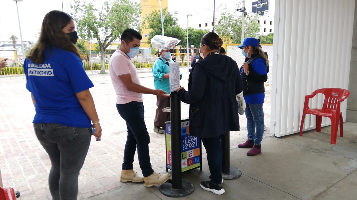 Aplican pruebas a casos covid sospechosos en Feria de Verano de León. Foto: Dany Béjar.