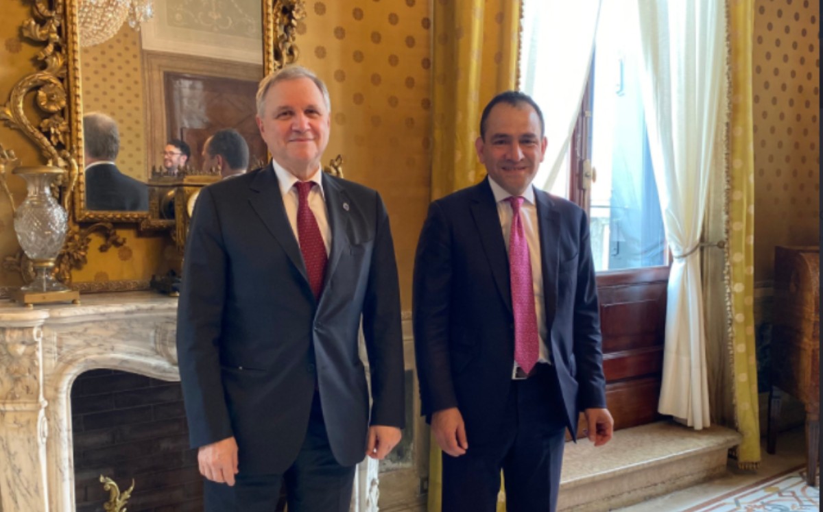 Arturo Herrera con el gobernador del Banco Central de Italia, Ignazio Visco. Foto: (Especial)