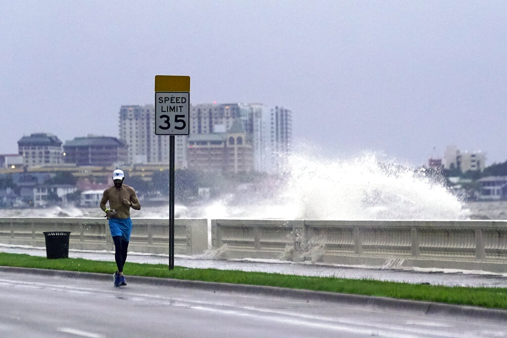 Las autoridades mantiene la alerta ante la tormenta tropical Elsa. | AP