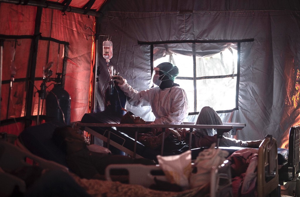 Las autoridades sanitarias en Indonesia se enfrentan a una crisis ante el covid-19. | AFP
